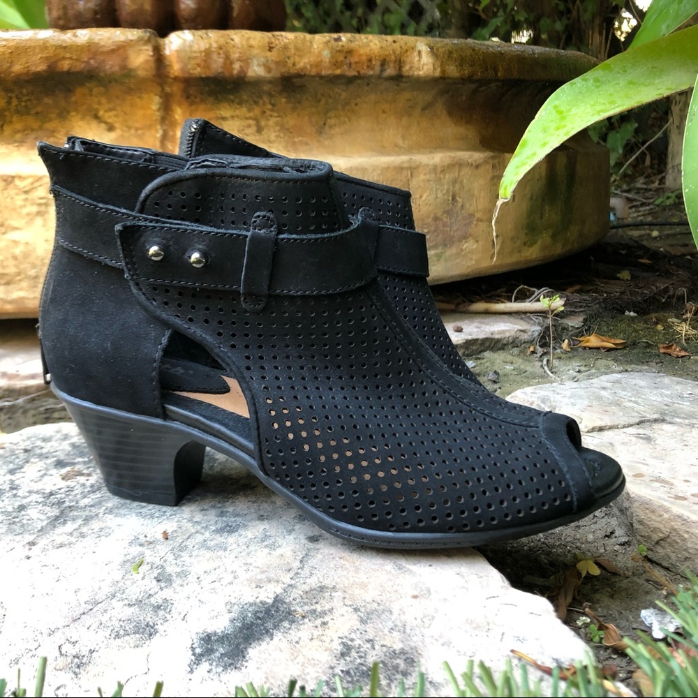New-In-Box Earth Leather Sandals - Picture 2 of 7